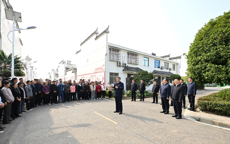 11月4日至6日，中共中央总书记、国家主席、中央军委主席习近平在湖北考察。这是5日上午，习近平在咸宁市嘉鱼县潘家湾镇四邑村考察时，同村民们亲切交流。